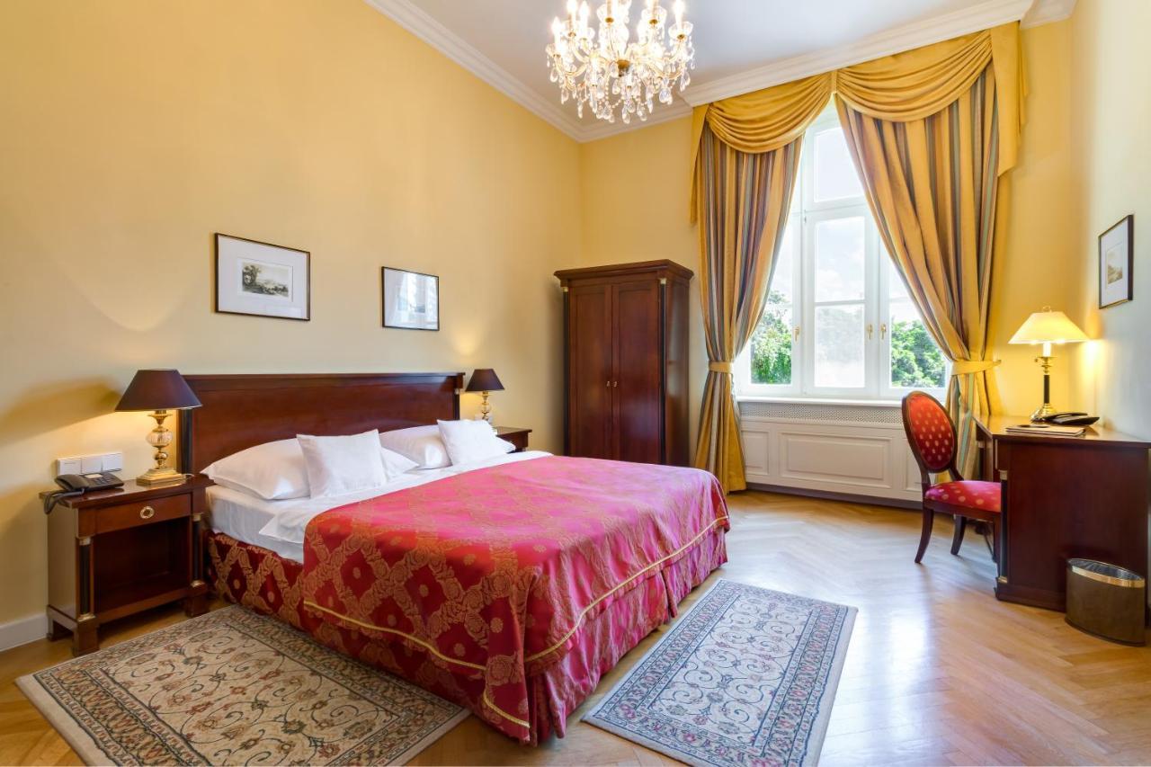 Castle Hotel Grof Degenfeld Superior Tarcal Bagian luar foto