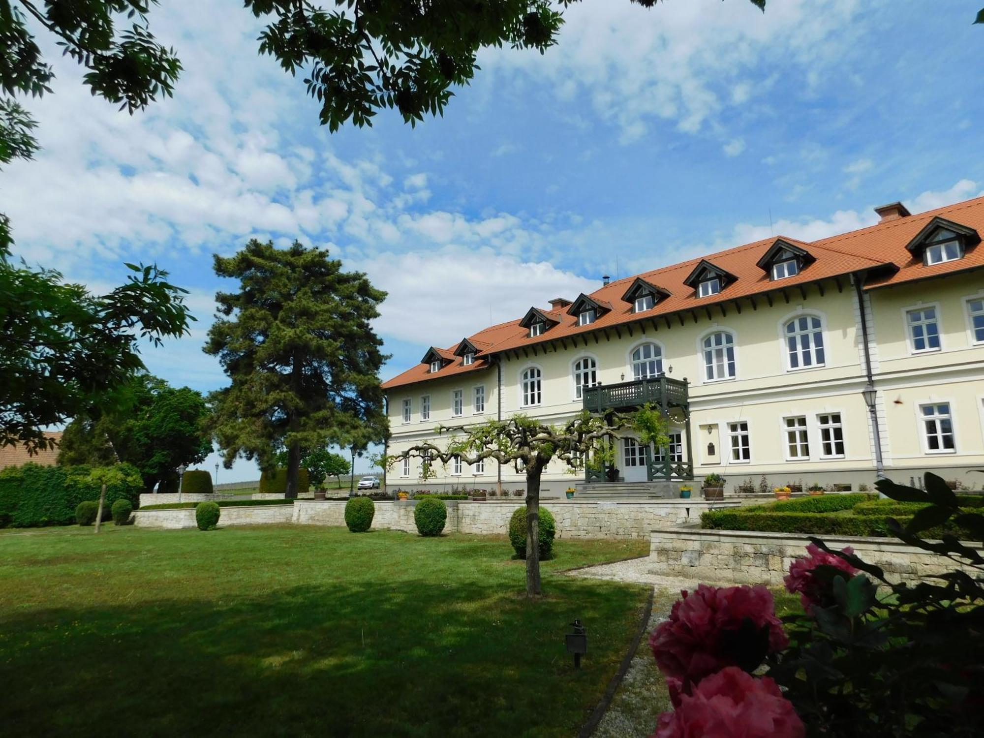 Castle Hotel Grof Degenfeld Superior Tarcal Bagian luar foto